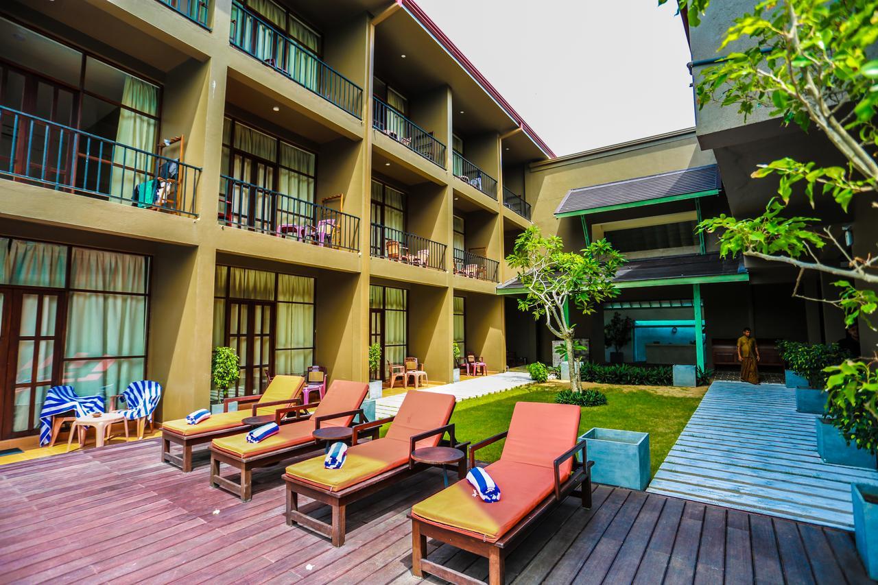 Hotel Waves By Tranquil Negombo Exterior foto