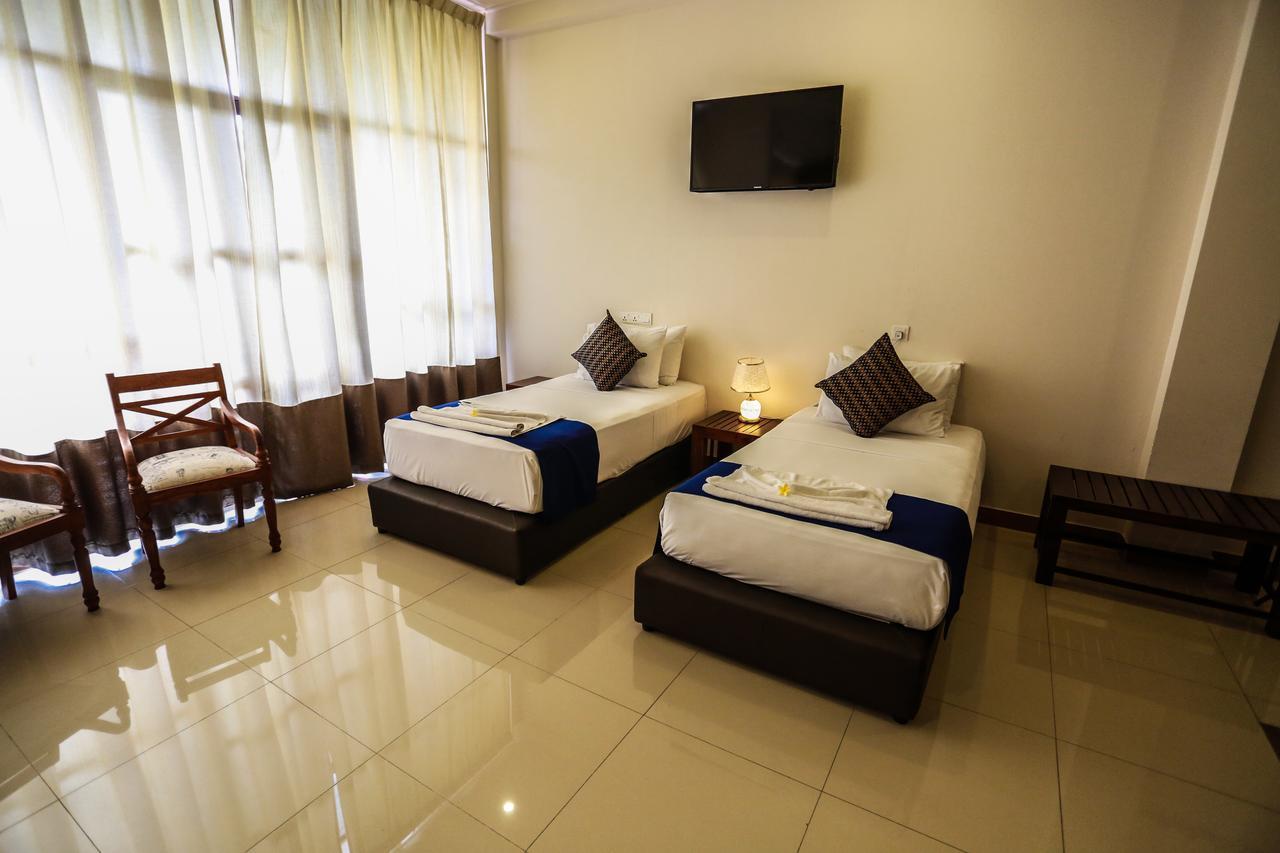 Hotel Waves By Tranquil Negombo Exterior foto
